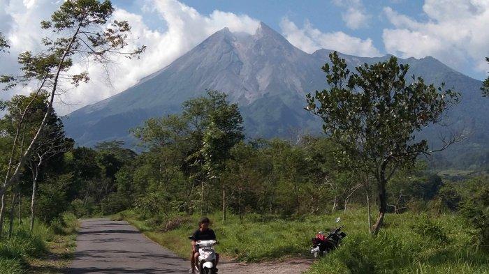 Penampakan Gunung Merapi dari Desa Balerante, Kecamatan Kemalang, Kabupaten Klaten.