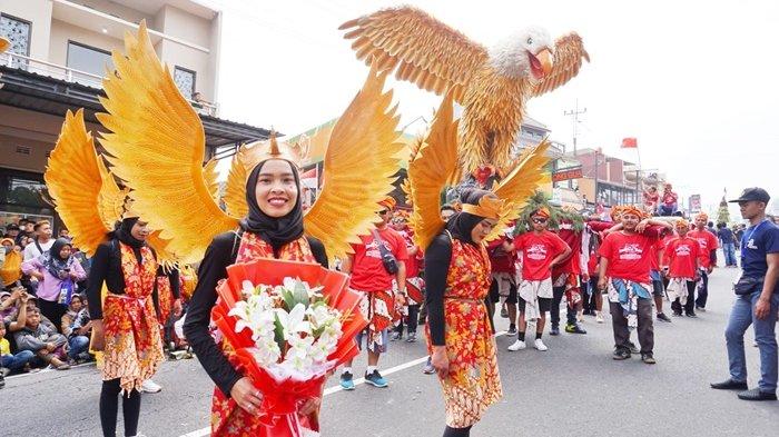 Mimpi Tentang Menyaksikan Parade Yang Meriah