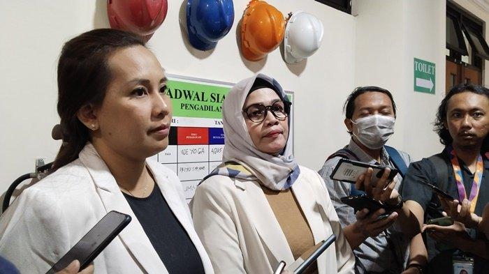 Penasihat Hukum Heru Prastiyo, Sri Karyani, menyatakan pikir-pikir dan akan berunding dengan kliennya usai sidang putusan di PN Sleman, Rabu (30/08/2023).