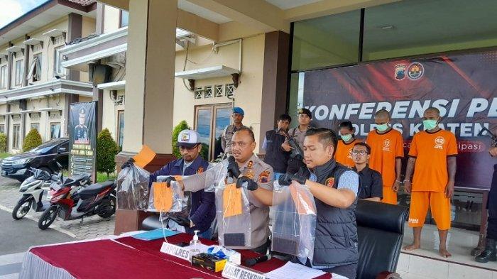 UNGKAP KASUS RAMPOK: Kapoles Klaten, AKBP Nur Cahyo Ari Prasetyo, didampingin Kasat Reskrim Polres Klaten, Iptu Taufik Frida Mustofa, saat menunjukkan barang bukti kasus pencurian dengan kekerasan di Mapolres Klaten, Kamis (24/4/2025).