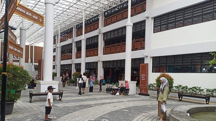 Para pengunjung tampak asik mengabadikan momen di kawasan Teras Malioboro Ketandan yang belum lama ini beroperasi, Sabtu (18/1/2025).