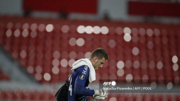 Penjaga gawang Athletico Paranaense, Bento sebelum pertandingan perempat final di Copa Libertadores melawan River Plate Argentina, di stadion Libertadores de America di Avellaneda, Buenos Aires, pada 1 Desember 2020.