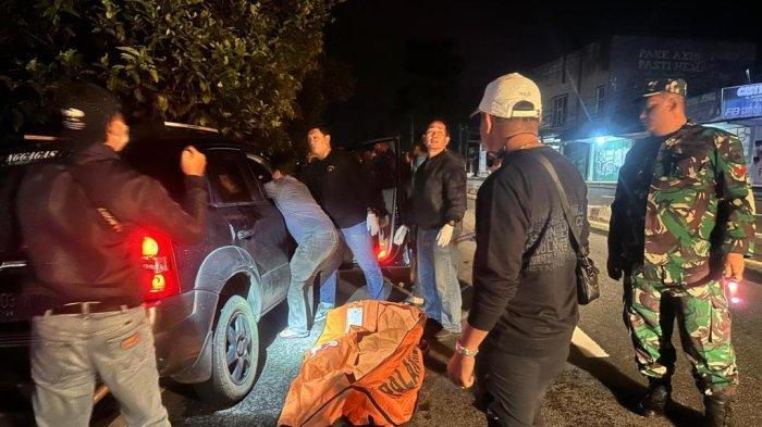 EVAKUASI : Evakuasi jenazah pasutri yang jasadnya ditemukan di dalam mobil di Salam, Magelang, Senin (17/2/2025)