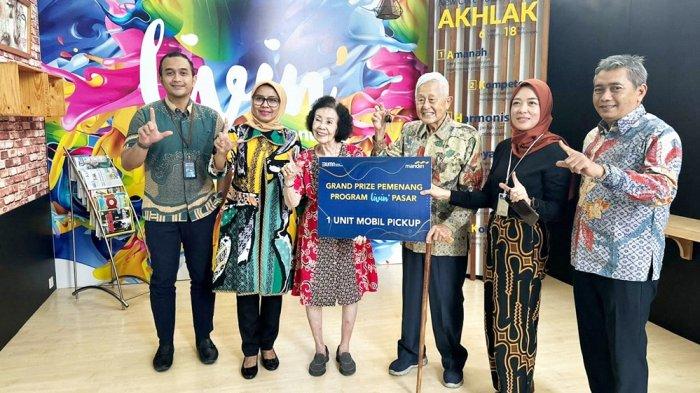 Dokumentasi penyerahan hadiah Grand Prize Livin’ Pasar dari Bank Mandiri kepada pemilik Progo Grup, Djawadi di Kantor Bank Mandiri Area Yogyakarta, Rabu (30/8/2023).