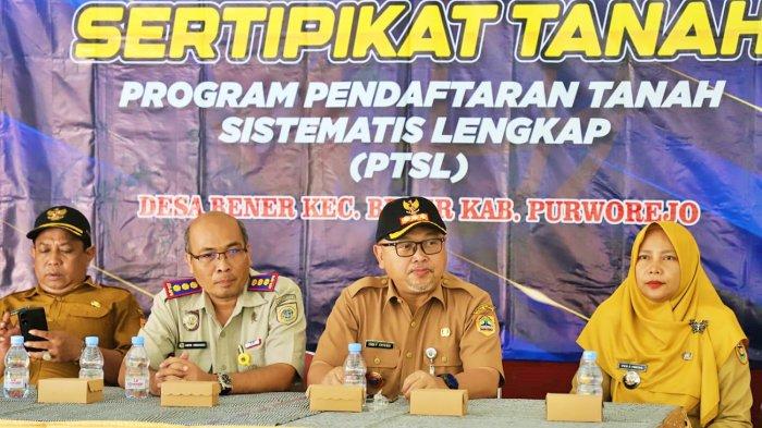 Penyerahan sertifikat Hak Atas Tanah (HAT) PTSL PM 2024 di Desa Bener dan Desa Ketosari Kecamatan Bener, Selasa (29/10/2024).