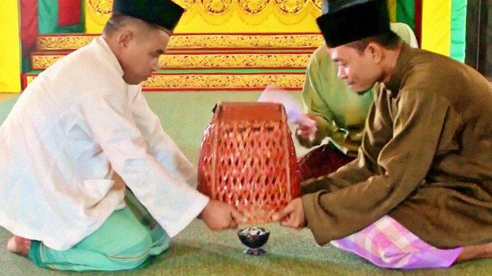 Permainan tradisional Ambung Gila / Ambung Gile / Tari Ambung / Dang Lukah asal Kabupaten Lingga, Kepulauan Riau