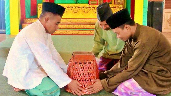 Permainan tradisional Ambung Gila / Ambung Gile / Tari Ambung / Dang Lukah asal Kabupaten Lingga, Kepulauan Riau