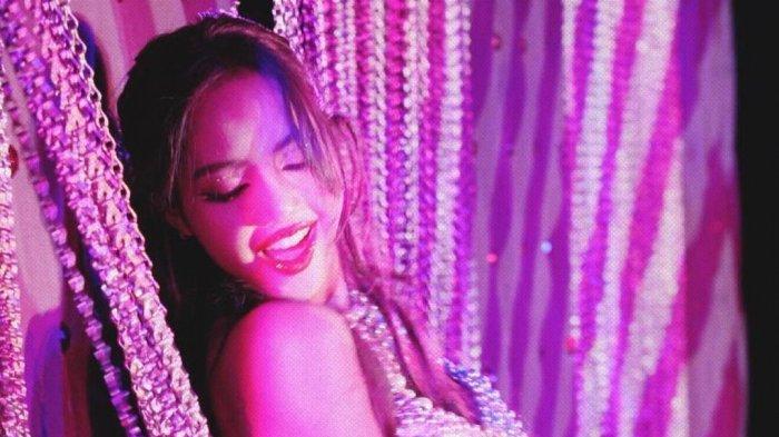 Pertunjukan Lisa BLACKPINK di Crazy Horse, Paris, Prancis, September 2023