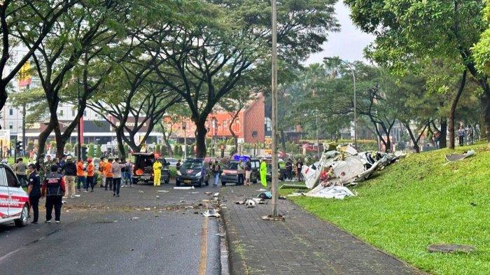 Sebuah pesawat jatuh di Jalan Raya Cilenggang tepatnya di seberang McDonalds, Cilenggang, Serpong, Tangerang Selatan, Banten pada Minggu (19/5/2024) siang. Foto oleh wartawan Kompas.com Wahyu Adityo P.