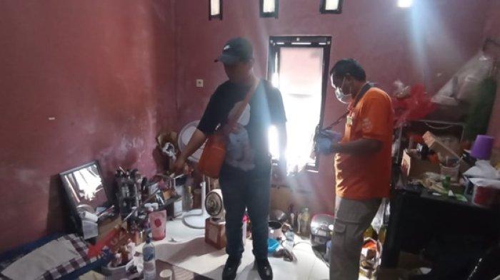 Petugas mendatangi kamar kos kos korban yang ditemukan meninggal dunia, di Maguwoharjo, Depok, Kabupaten Sleman, pada Selasa (26/9/2023)