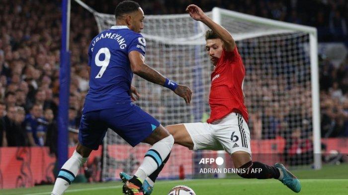 Pierre-Emerick Aubameyang vs Lisandro Martinez di Liga Inggris antara Chelsea vs Manchester United di Stamford Bridge di London pada 22 Oktober 2022.