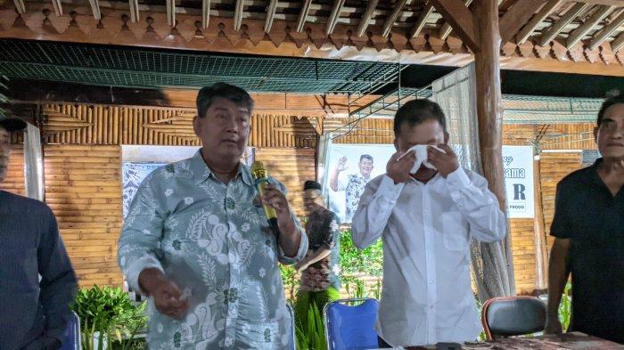 Pasangan calon (Paslon) Bupati dan Wakil Bupati Kulon Progo di Pilkada 2024, Agung Setyawan dan Ambar Purwoko saat jumpa pers di Kapanewon Pengasih, Rabu (27/11/2024) malam.
