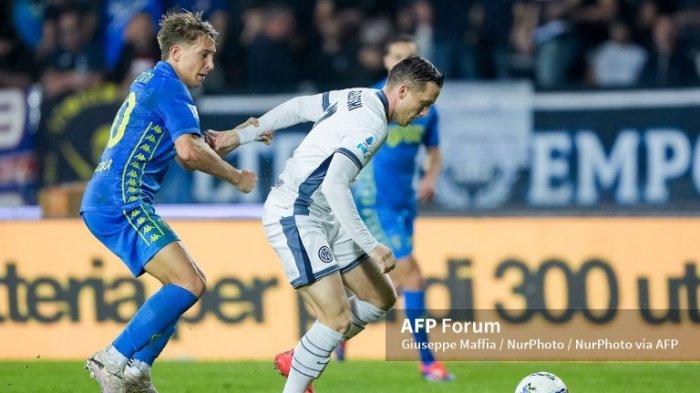 Piotr Zielinski vs Jacopo Fazzini di Liga Italia Serie A antara Empoli vs Inter Milan di Stadion Carlo Castellani, 30 Oktober 2024 di Empoli, Italia.
