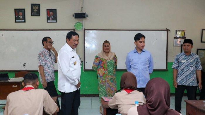 Pj Gubernur Jawa Tengah, Nana Sudjana mendampingi Wakil Presiden RI Gibran Rakabuming Raka, mengecek pelaksanaan uji coba program makan siang bergizi di SMK Negeri 7 Semarang