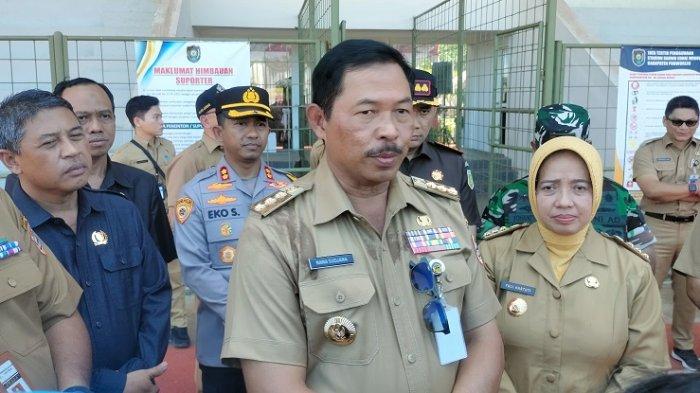Pj Gubernur Jawa Tengah, Nana Sudjana, didampingi Bupati Purworejo, Yuli Hastuti, usai meresmikan proyek-proyek sepanjang 2023 di GOR Sarwo Edhie Wibowo, Senin (26/2/2024).