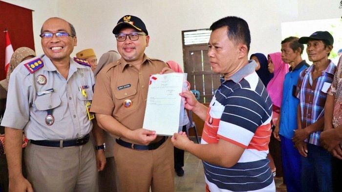 Pjs Bupati Purworejo Endi Faiz Effendi SPi MA saat melaksanakan Penyerahan Sertipikat Hak Atas Tanah (HAT) PTSL PM 2024 di Desa Bener dan Desa Ketosari Kecamatan Bener, Selasa (29/10/2024).