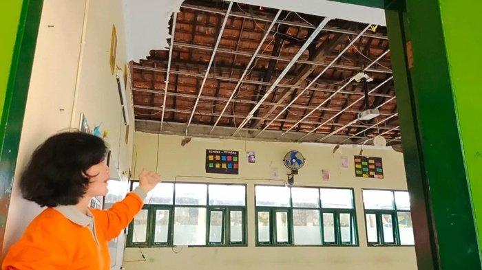 Plafon Kelas MAN 1 Polman Roboh Akibat Hujan dan Angin Kencang