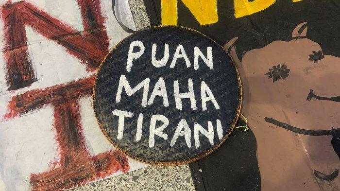 PLESETAN: Sarkasme masyarakat menuliskan nama Puan Maharani menjadi Puan Mahatirani yang dituliskan di atas tampah, dibawa saat aksi penolakan UU TNI di pelataran Gedung Agung Yogyakarta, Kamis (27/3/2025)