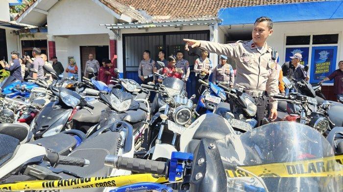 BALAP LIAR: Ratusan motor yang disita usai pendindakan balap liar dihadirkan di halaman Kantor Unit Laka Lantas Polresta Magelang, Senin (21/7/2025