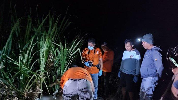 Jajaran Polsek Kretek dan Inafis Polres Bantul melakukan pemeriksaan di Kali Mati Pantai Parangkusumo, Sabtu (2/9/2023).
