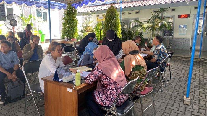 Suasana Posko PPDB di Kantor Disdikpora Kota Yogyakarta yang tampak dipadati orang tua siswa, Selasa (13/6/2023).