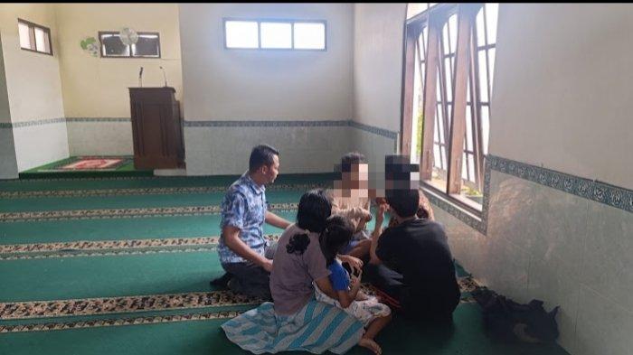 Aksi penyanderaan menggunakan senjata tajam dilakukan oleh seorang pria berinisial SD (45 tahun) di Masjid Al Barokah, Desa Polengan, Kecamatan Srumbung, Kabupaten Magelang, Jumat (17/1/2025) /