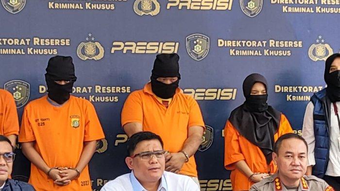 Dirkrimsus Polda Metro Jaya Kombes Ade Safri Simanjuntak (tengah) saat konferensi pers, Senin (11/9/2023).