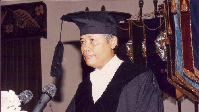 Prof. Ir. Sudjarwadi saat membacakan pidato pengukuhan guru besar di Balai Senat UGM