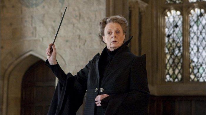 Dame Maggie Smith memerankan Prof. Minerva McGonagall di film serial Harry Potter and The Deathly Hallows: Part 2 (2011)