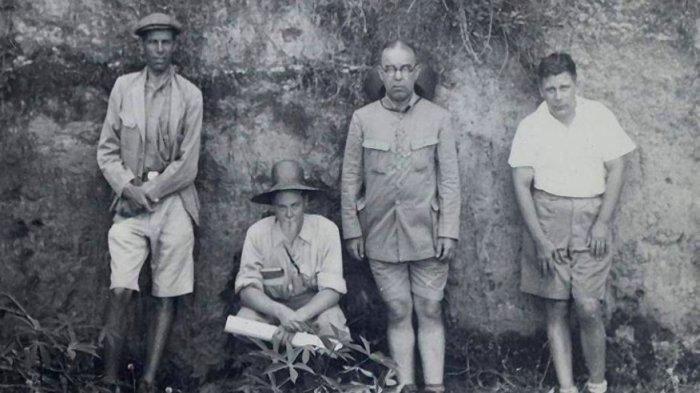 Prof Zwierzycki saat melakukan pemetaan di Ngandong, Jawa Timur pada Juli 1934.