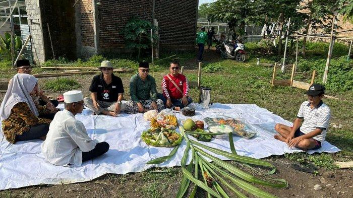PT Adhi Karya melakukan sugengan atau upacara adat sebelum melakukan relokasi Makam Mbah Celeng, Jumat (08/11/2024).