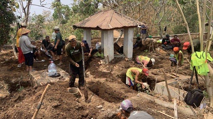 Proses evakuasi makam di Desa Brangkal, Kecamatan Karanganom, Klaten, yang terdampak jalan tol Jogja-Solo, Jumat (3/11/2023)