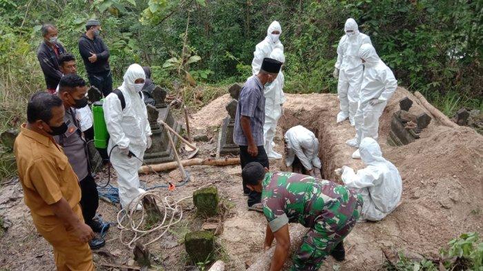 Proses pemakaman S, pasien Covid-19 di Kulon Progo yang meninggal di rumah. S dimakamkan oleh relawan.