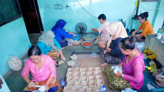 Proses pembuatan nasi gratis oleh perempuan relawan di Dapur Umum Perempuan Bergerak (DUPB) Yayasan Rumah Kasih Sekartaji Ayuwangi (YRKSA) di Jalan Mojo 4, Baciro, Kota Yogyakarta, Kamis (11/1/2024)