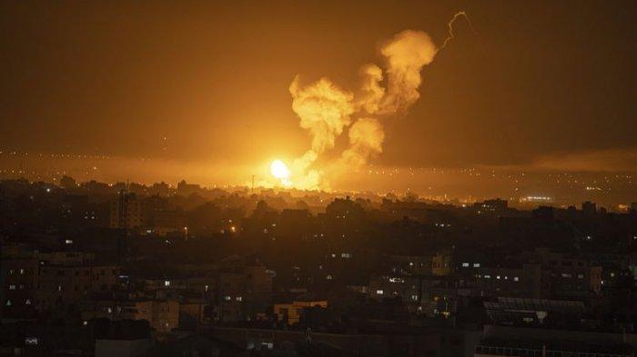 Api dan asap mengepul setelah serangan udara Israel di Jalur Gaza pada Jumat (7/4/2023) dini hari. Militer Israel telah menyerang sasaran di Jalur Gaza
