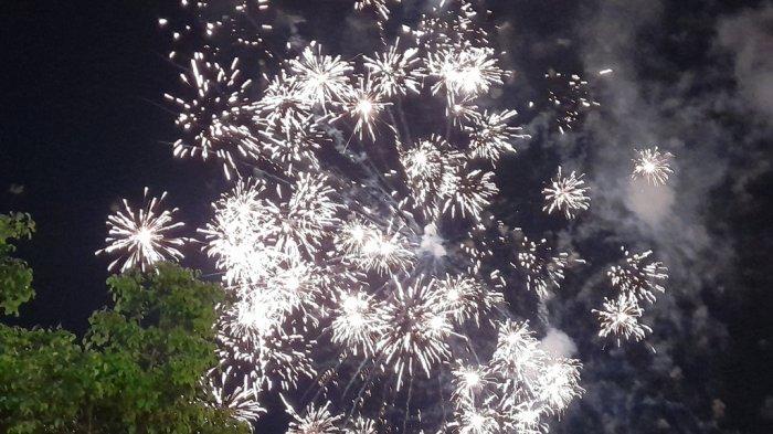 Pertunjukan kembang api di Titik Nol Kilometer Yogyakarta
