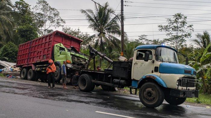 EVAKUASI: Proses evakuasi dump truck yang terlibat tabrakan dengan angkudes di Tanjakan Ngangkruk, Jalan Purworejo-Magelang wilayah Desa Kalijambe, Kecamatan Bener, Purworejo, Jawa Tengah, Rabu (07/05/2025).