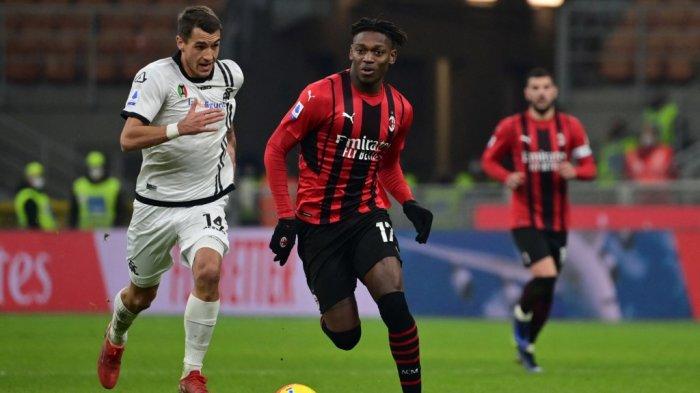 Rafael Leao vs Jakub Kiwior di Liga Italia Serie A antara AC Milan vs Spezia pada 17 Januari 2022 di stadion San Siro di Milan.