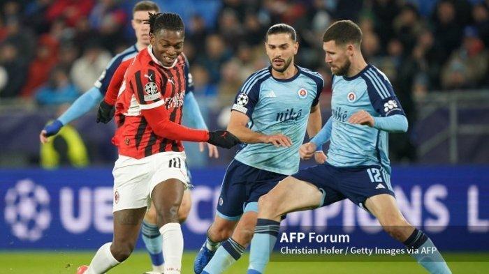 Rafael Leao vs Kenan Bajric Liga Champions Slovan Bratislava vs AC Milan di Stadion Narodny Futbalovy 26 November 2024 di Bratislava, Slovakia.