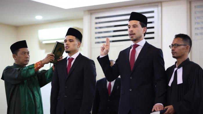 Ragnar Oratmangoen dan Thom Haye telah resmi menjadi Warga Negara Indonesia (WNI) seusai melakukan sumpah dan janji setia pewarganegaraan Republik Indonesia di Kantor Wilayah Kemenkumham, Jakarta, Senin (18/3) malam.