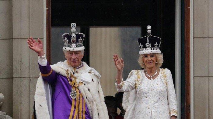 Raja Charles III dan Ratu Permaisuri Camilla di balkon Istana Buckingham menyapa masyarakat setelah prosesi penobatan di Gereja Westminster Abbey, Sabtu (6/5/2023)