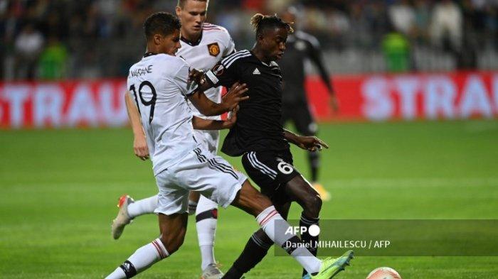 Raphael Varane vs Rasheed Ibrahim Akanbi di Liga Europa antara Sheriff vs Manchester United di stadion Zimbru di Chisinau pada 15 September 2022.