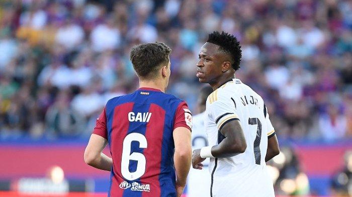 Gelandang Spanyol Barcelona Gavi dan penyerang Real Madrid BrasilVinicius Junior pada pertandingan sepak bola liga Spanyol antara FC Barcelona dan Real Madrid CF di Estadi Olimpic Lluis Companys di Barcelona pada 28 Oktober 2023.