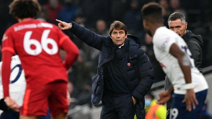 Pelatih Tottenham Hotspur Antonio Conte memberi isyarat selama pertandingan sepak bola Liga Inggris antara Tottenham Hotspur dan Liverpool di Stadion Tottenham Hotspur, Minggu 19 Desember 2021.