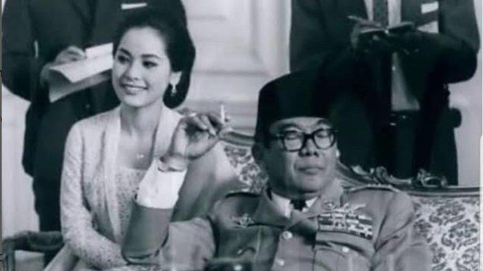 Ratna Sari Dewi Soekarno saat mendampingi Presiden Soekarno