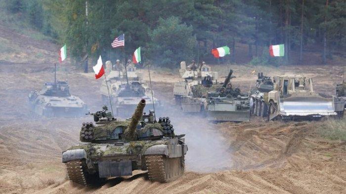 Berbagai kendaraan militer dan tank milik Polandia, Italia, Kanada, dan AS bergerak dalam latihan militer NATO Namejs 2021 di tempat pelatihan di Kadaga, Latvia, pada Senin, 13 September 2021. NATO memperkuat pasukan aliansi dan melakukan latihan di wilayah anggota paling timurnya.