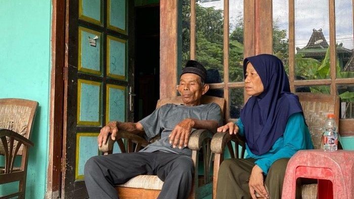 KONDISI MBAH TUPON: Mbah Tupon dan istri sedang duduk di depan rumah, di Ngentak, Kalurahan Bangunjiwo, Kapanewon Kasihan, Kabupaten Bantul, Kamis (1/5/2025).