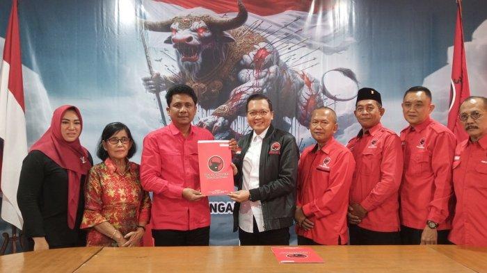 Haris Sugiharto didampingi istri dan ibunda mendaftarkan diri sebagai bakal calon Wakil Bupati Sleman lewat PDIP, Kamis (30/5/2024).
