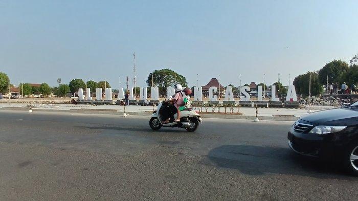 Pengendara melewati Alun-alun Kebumen atau Alun-alun Pancasila, Jumat (20/10/2023).