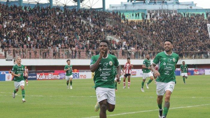 Pemain PSS Sleman, Ricky Cawor, merayakan gol yang dicetak ke gawang Persis Solo, di Stadion Maguwoharjo, Sleman, Jumat (7/7/2023). Laga PSS Sleman vs Persis Solo pada pekan kedua Liga 1 2023/2024 berakhir imbang dengan skor 2-2.